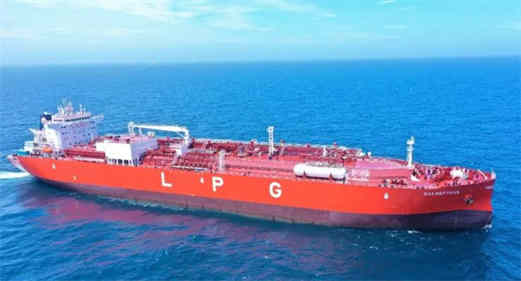 江南造船93000立方米超大型液化�獯��字交付