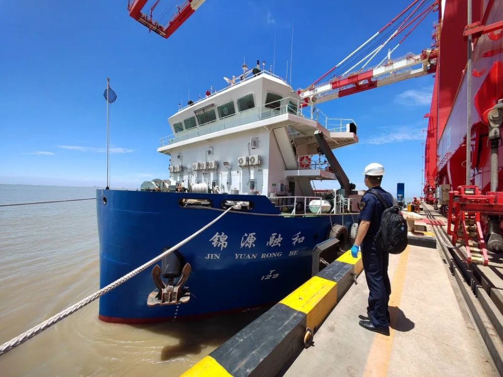 国内首艘高能效江海直达集装箱船舶靠泊洋山港